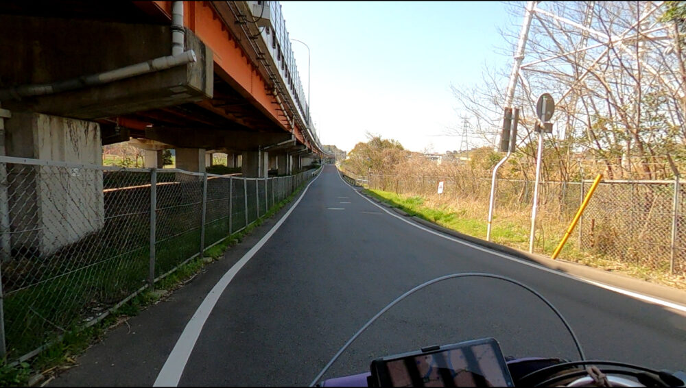 高速道路反対側の側道