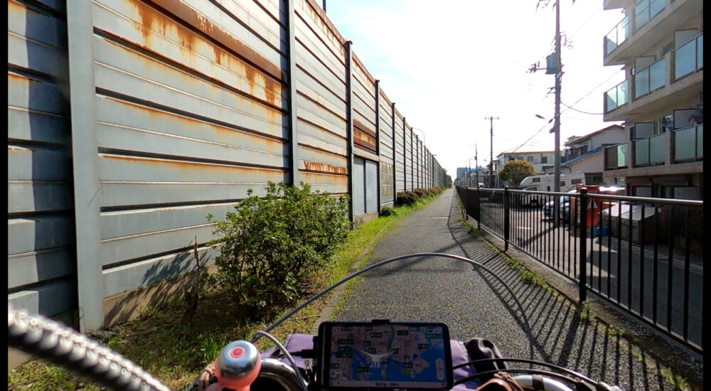 広い道路の反対側に出れました